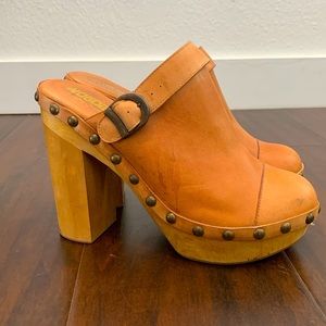 Woodies by Jeffrey Campbell - 70’s clog, tan, size 8